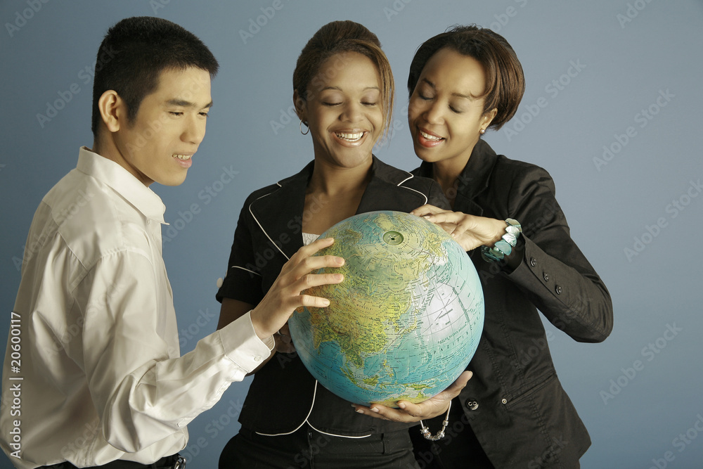 Gruppe hält einen Globus in der Hand