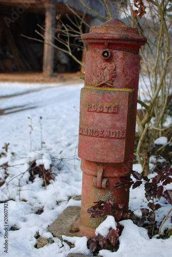 Borne incendie sous la neige