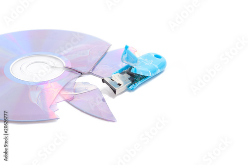 Zerstörter USB Stick und CD photo