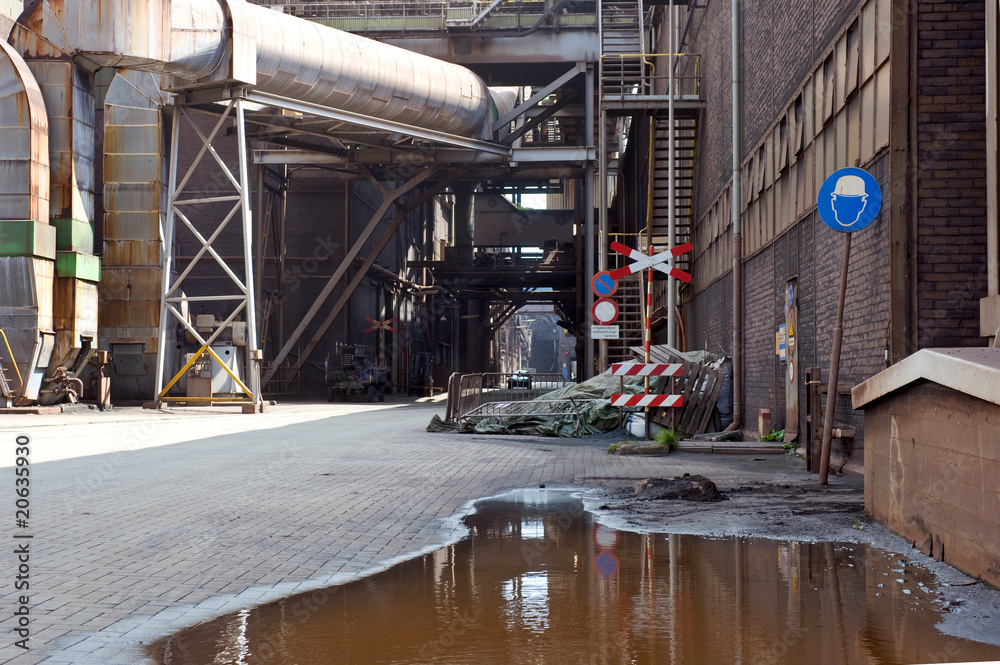 Fototapeta premium Industrial alley