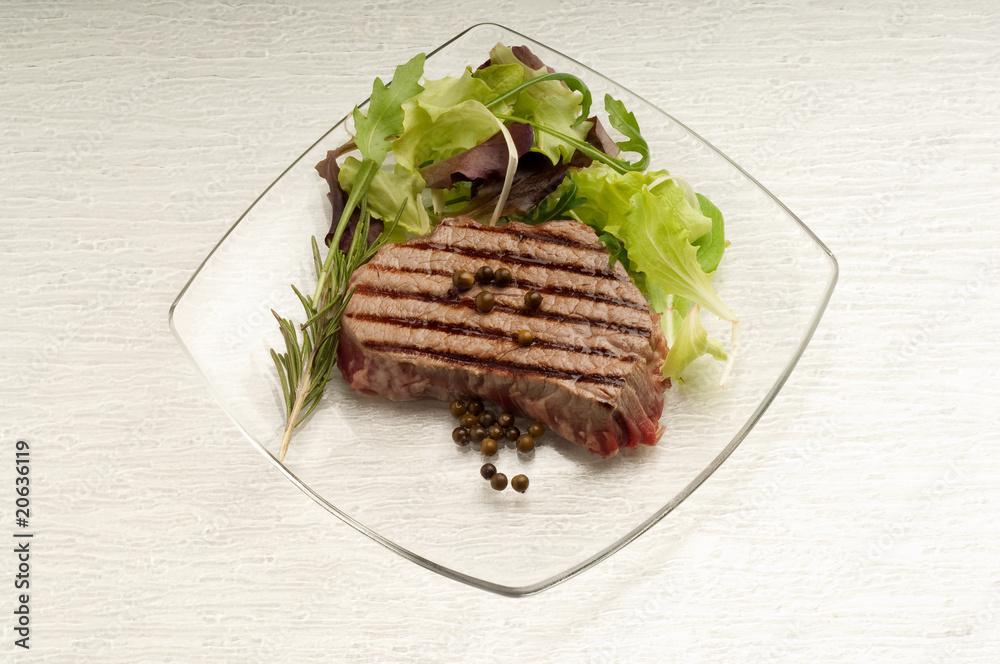 filetto alla griglia e insalata filetto alla griglia e insalata