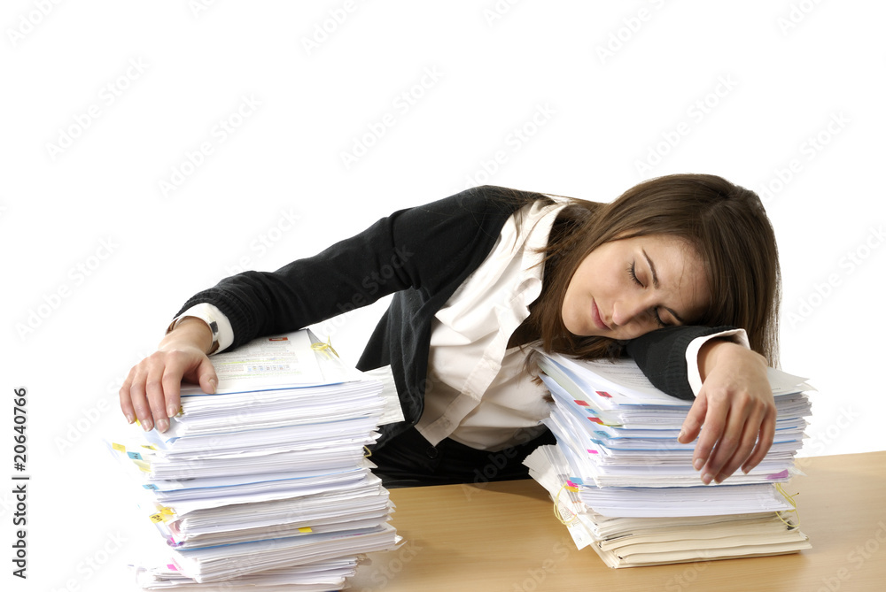 jeune femme d'affaires dormant sur ses papiers jeune femme d'affaires dormant sur ses papiers