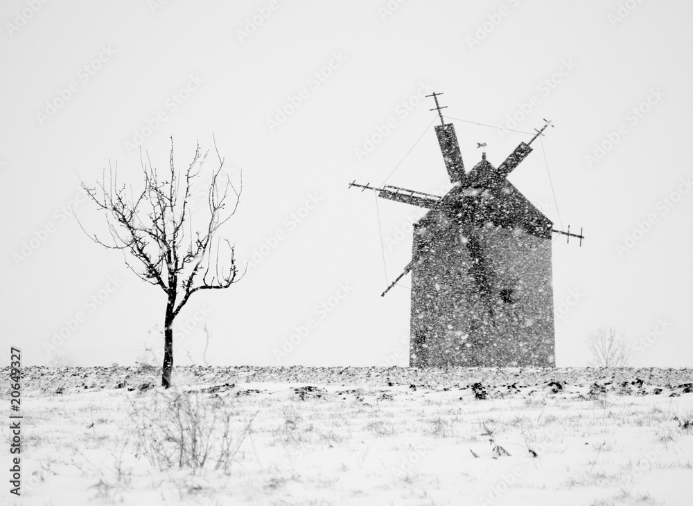 Naklejka premium Wiatrak w śniegu - czarno-białe zdjęcie