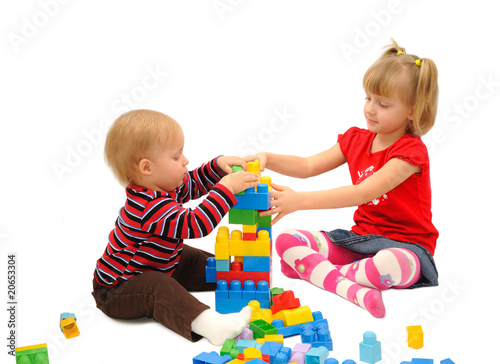 Children are playing with building blocks