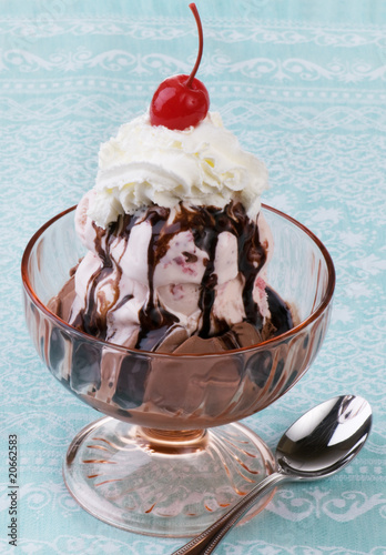Canvas Print Hot Fudge Sundae On The Table