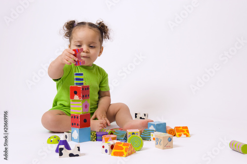 Bébé et jeu de construction