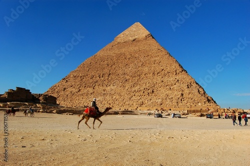 Camelliere alla piramide di Chefren photo