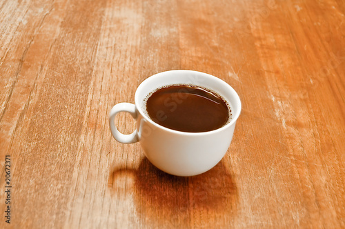Tasse de café posée sur une table en bois