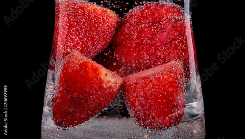 Frische Erdbeeren in Wasser 03