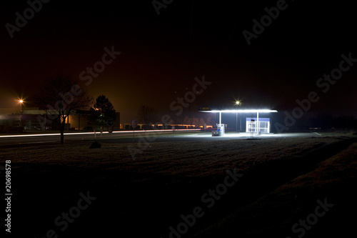 leerstehende Tankstelle bei Nacht