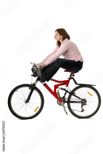jeune femme sur un vélo les jambes en l'air