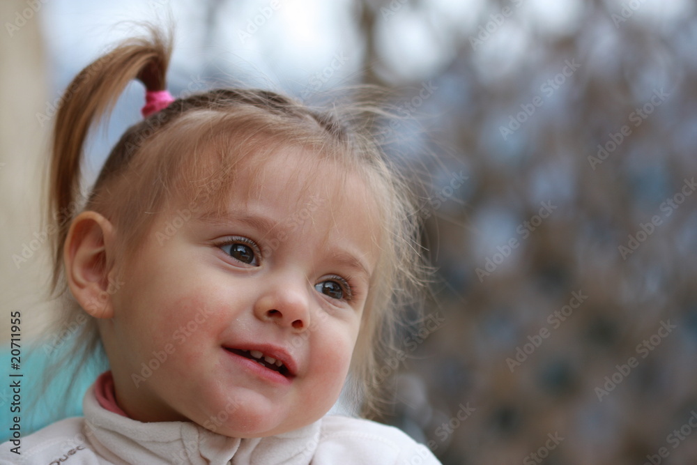 portrait de bébé fille blonde âgée de 19 mois Stock Photo | Adobe Stock