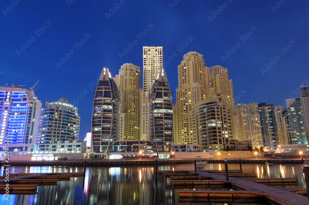 Fototapeta premium Dubai Marina at dusk. United Arab Emirates