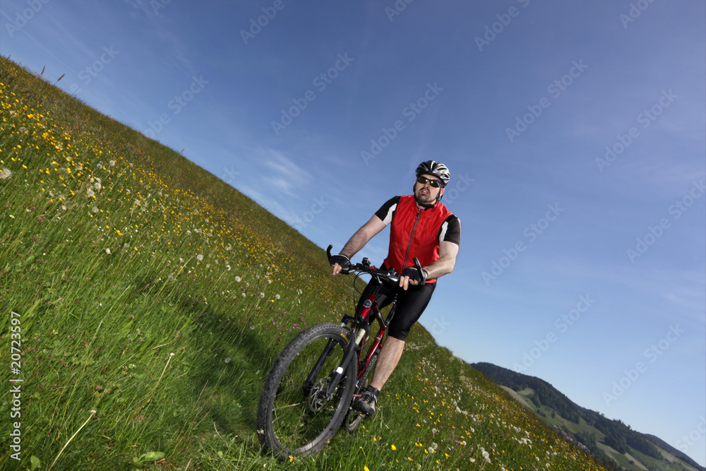 Montainbiker in Wiese