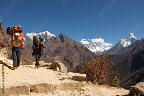 Tableau sur toile Trekking porters on the road to Base Camp, Nepal