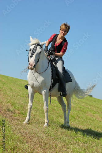 Frau reitet Pferd © Sven Cramer