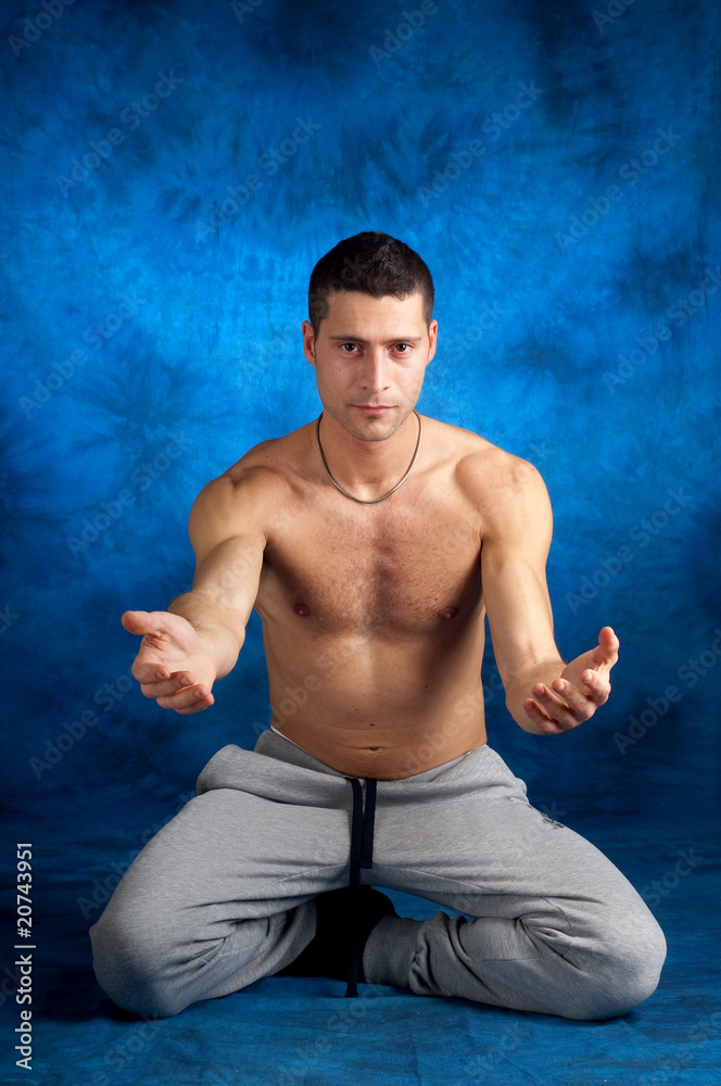 Fototapeta premium uomo fa esercizi di ginnastica