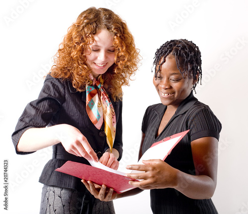 femmes actives consultent un dossier