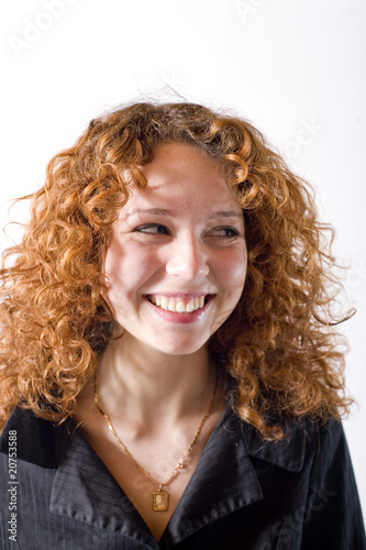 portrait d'une jeune femme souriante