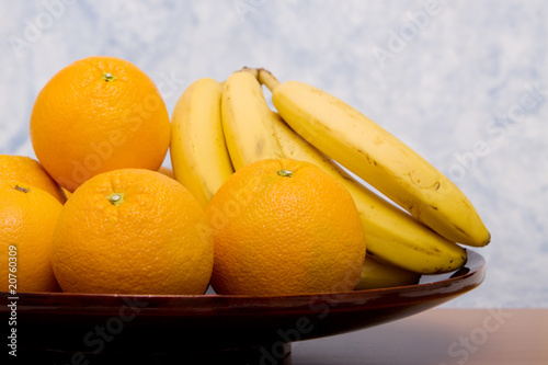 Oranges and bananas in a fruit bowl