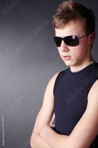 Mann mit Sonnenbrille porträt