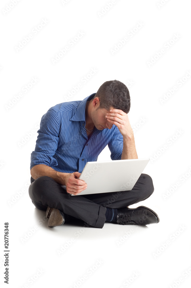 uomo disperato con computer uomo disperato con computer