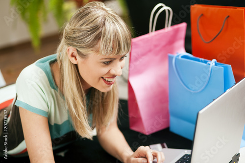 Frau geht online im Internet einkaufen photo