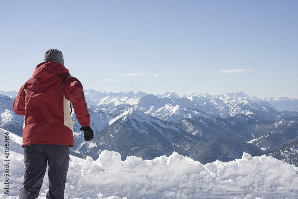 frau rennt zu den alpen