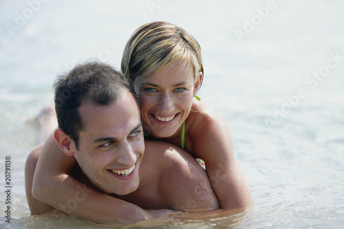 Portrait d'un jeune couple à la plage