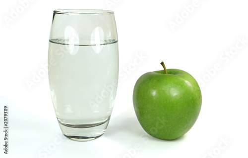 Apfel mit Wasserglas
