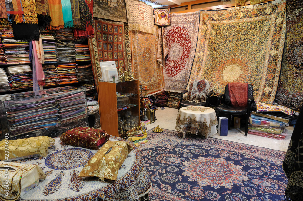 Fototapeta premium Kupuj z tradycyjnymi arabskimi produktami w Dubaju, ZEA