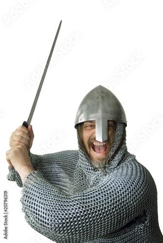 Ritter schreit beim Schwertangriff photo