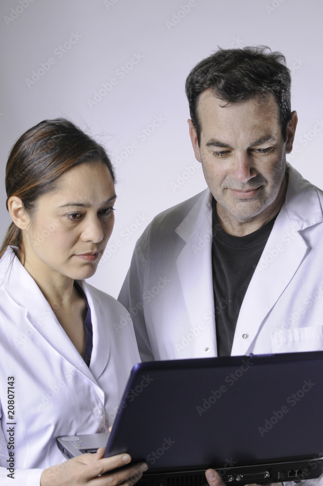 Obraz premium Looking at a laptop