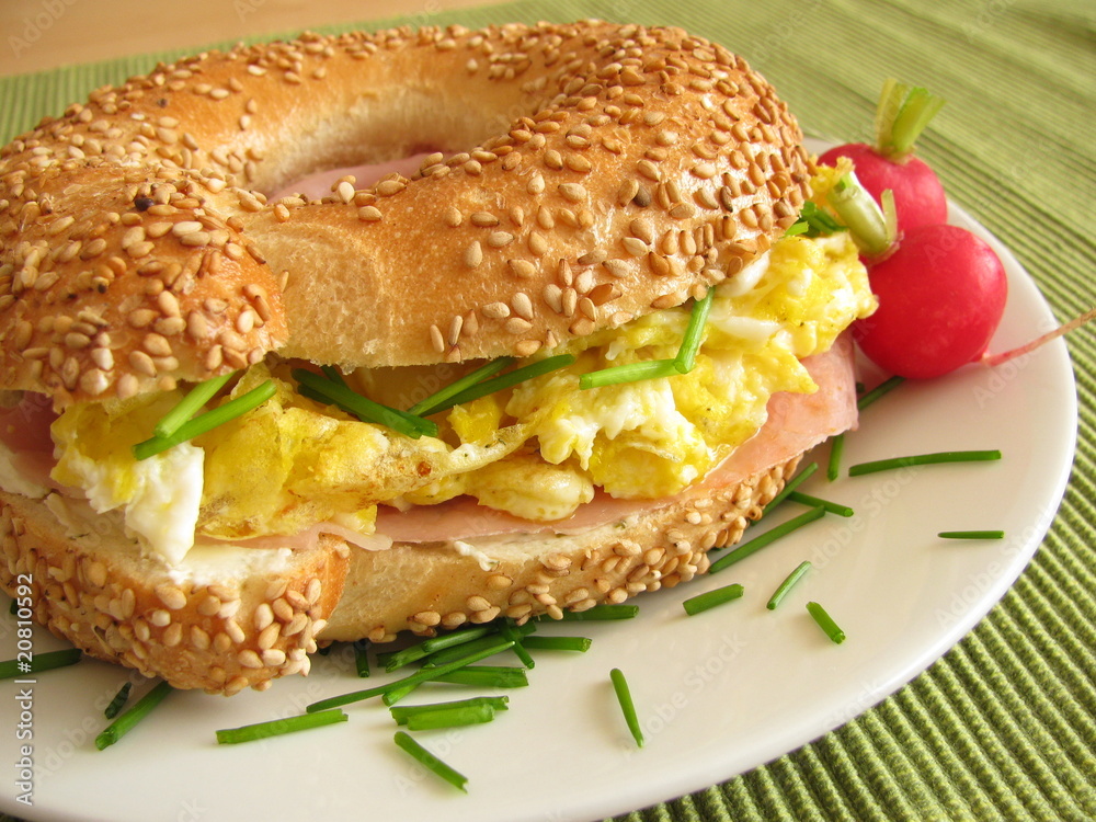 Mit Schinken und Ei belegter Bagel Stock-Foto | Adobe Stock