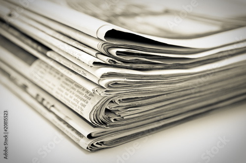 Stapel Zeitungen auf Holztisch
