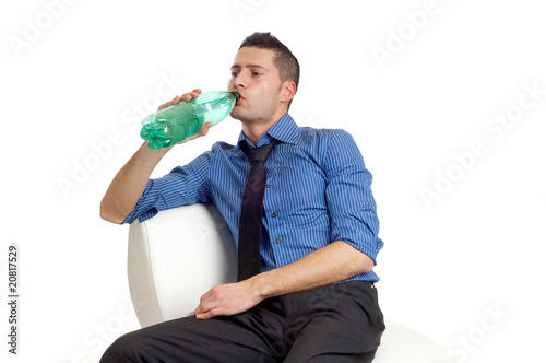 uomo seduto assetato che beve photo