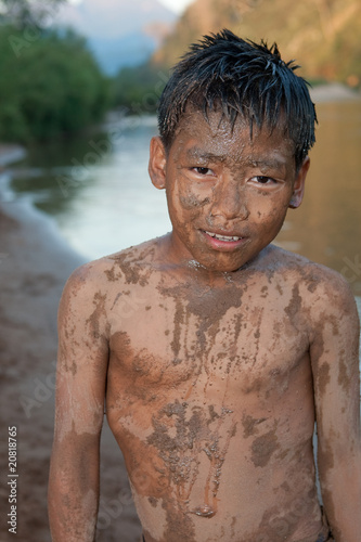 Bub von Asien mit Sand im Gesicht © Digitalpress