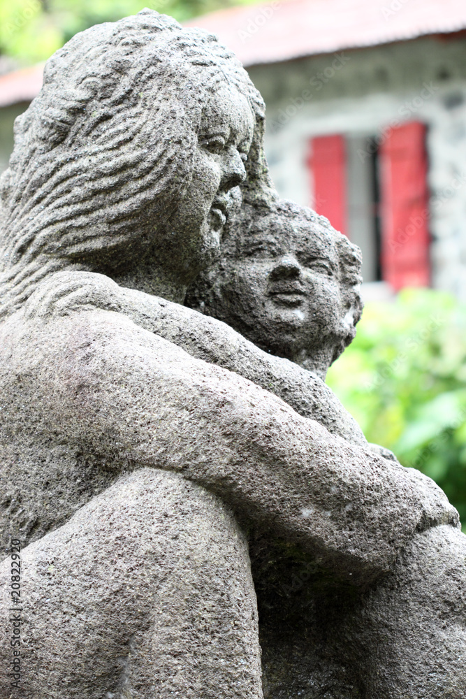 statue de pierre, mère enfant