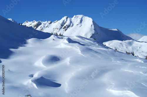 montagnes enneigées