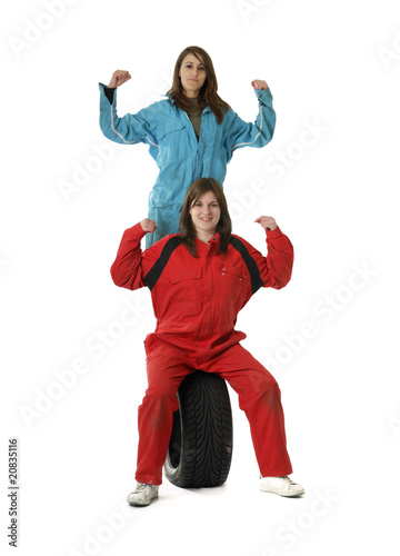 jeunes apprentis garagistes sur un pneu de voiture