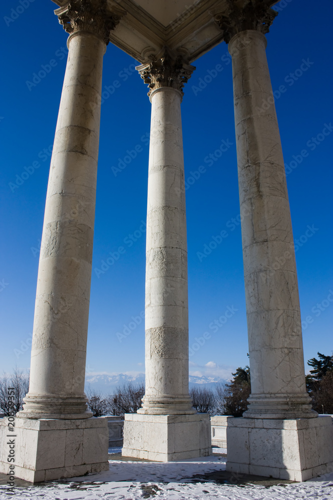 Basilica Superga - Three columns