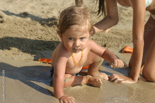 bambino in riva al mare photo