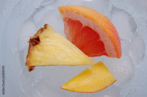 Owoce na lodzie