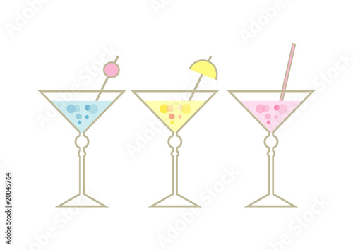 Drei bunte Cocktailgläser