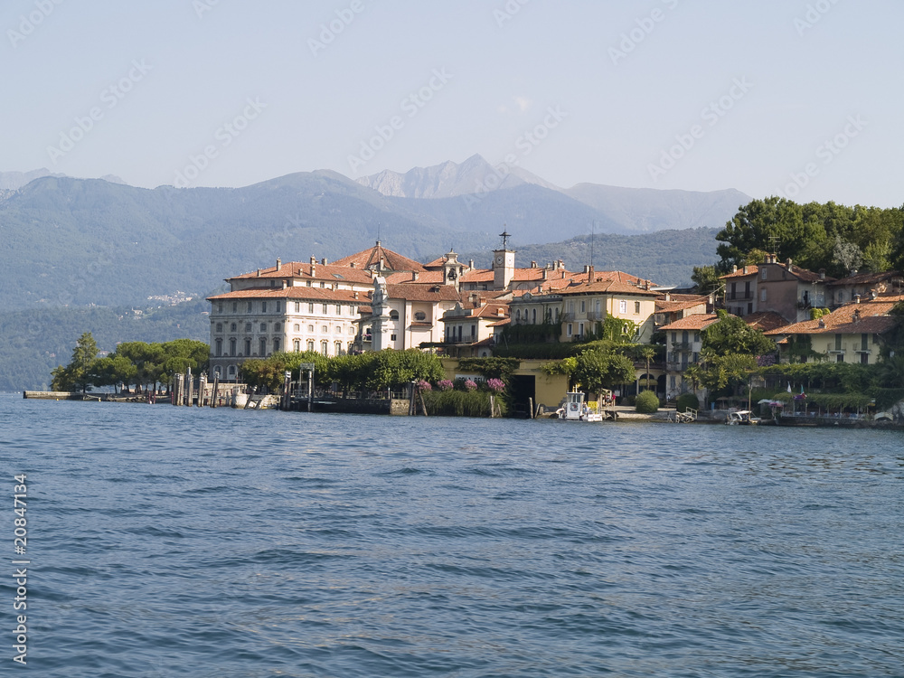 Famoso lago Maggiore, Italia, cerca de la frontera de Suiza