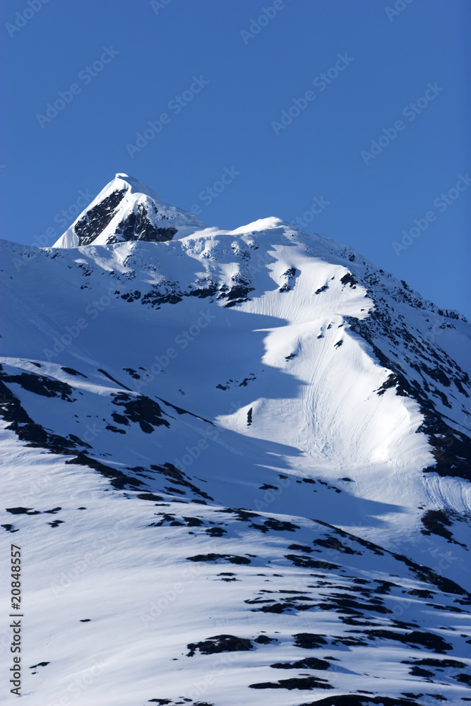 Fototapeta Śnieżne szczyty górskie wiosną