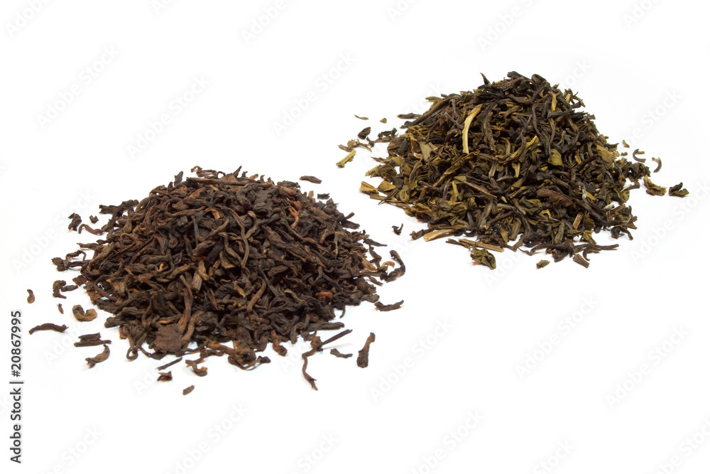 Fototapeta premium Dry leaves of black and green tea