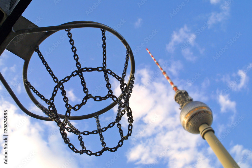 Obraz premium Basketball basket and Berlin Television Tower, Germany