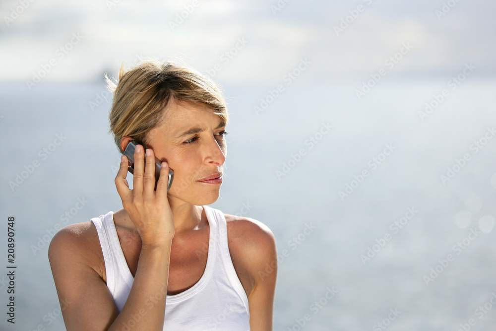Portrait d'une femme au téléphone portable Portrait d'une femme au téléphone portable