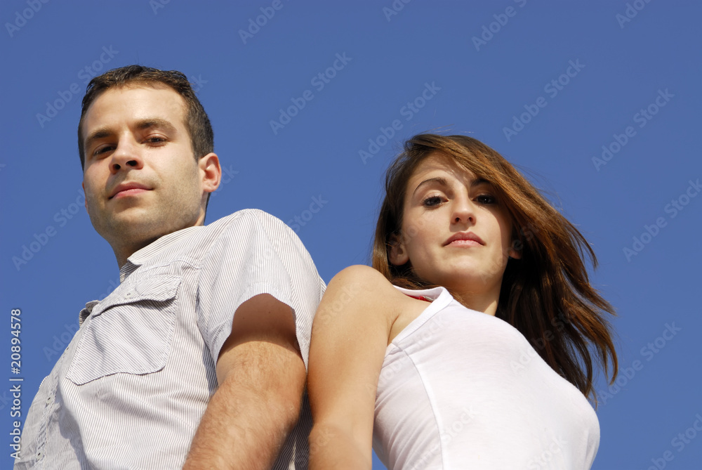 couple de jeunes adultes regardant de haut couple de jeunes adultes regardant de haut